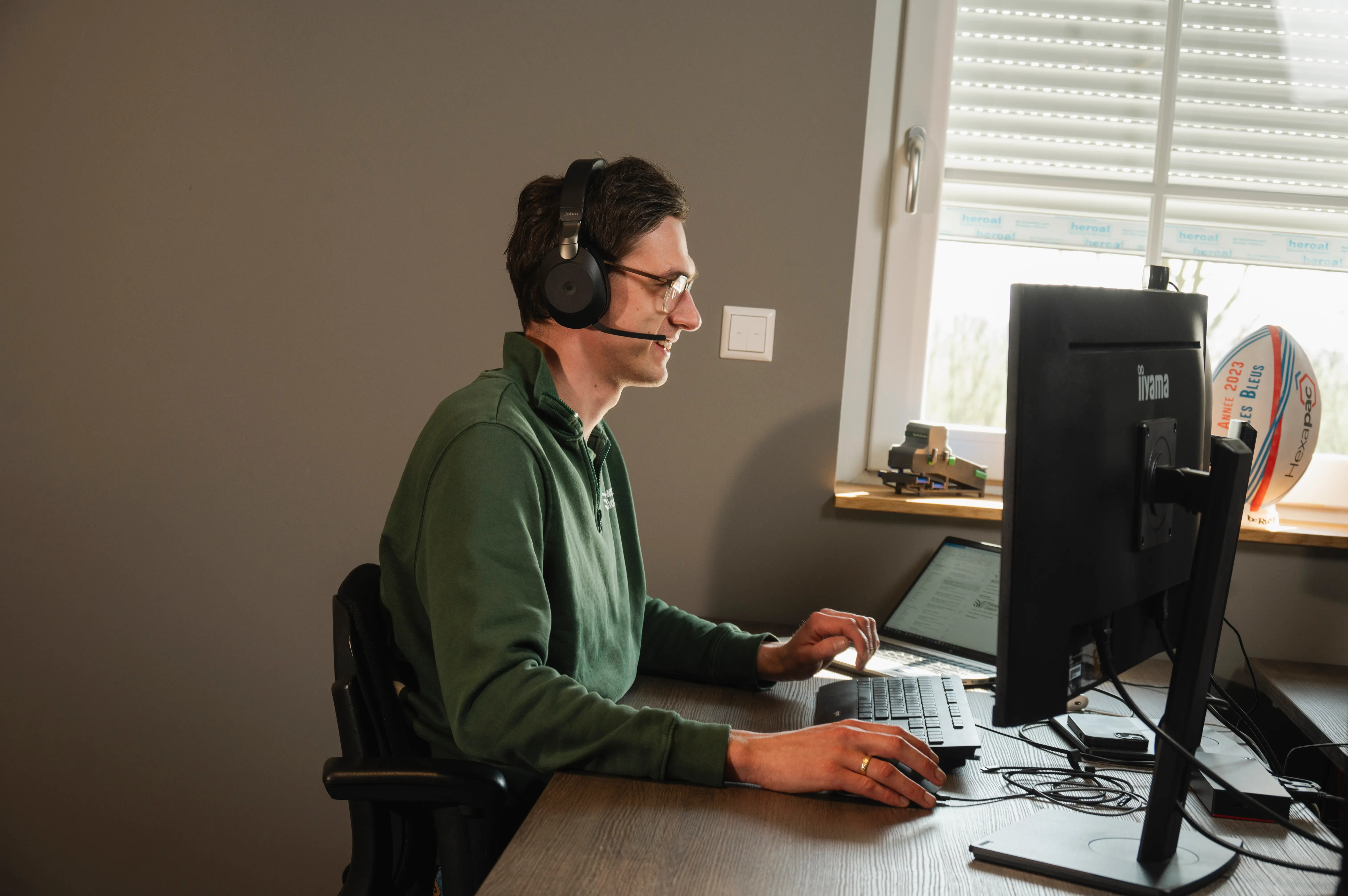 Service medewerker van Flikweert Vision leidend in optisch sorteren voor aardappelen en uien