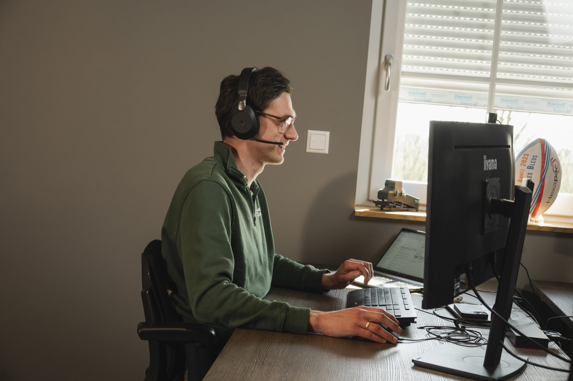 Service medewerker van Flikweert Vision leidend in optisch sorteren voor aardappelen en uien
