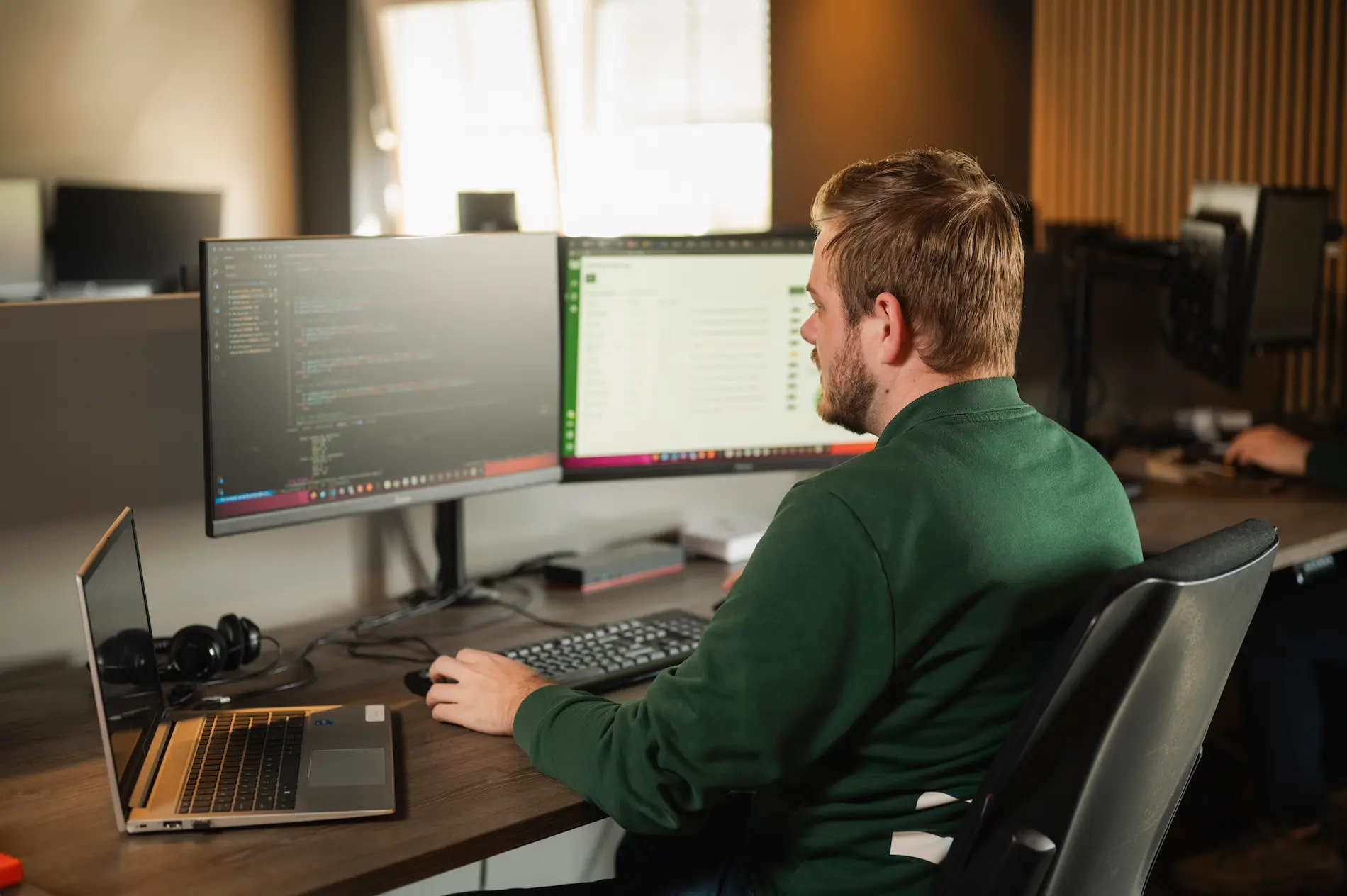 Engineer werkt aan softwareontwikkeling voor optische sorteermachines.
