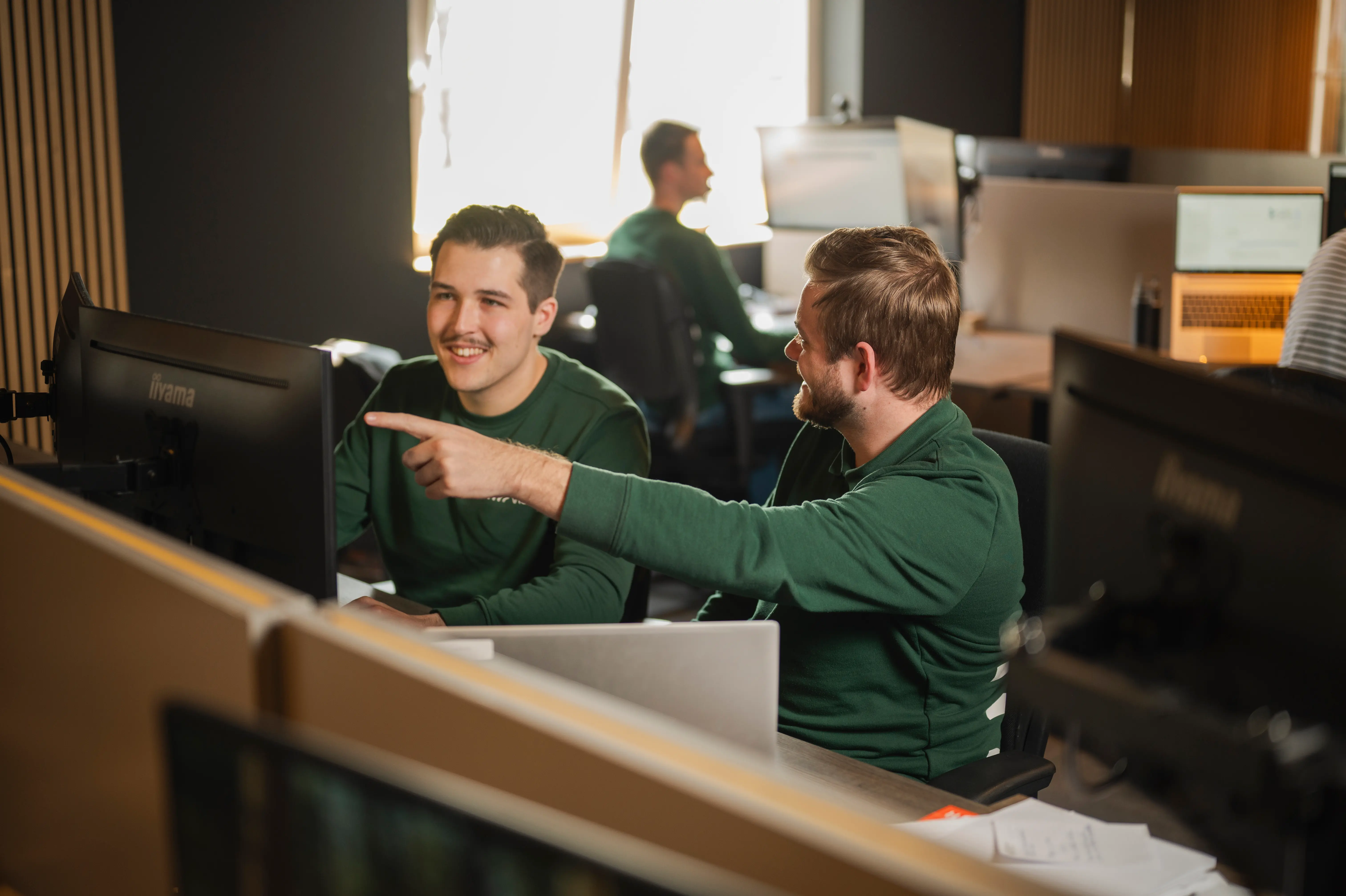 Softwareteam van Flikweert Vision bespreekt algoritmes voor optische kwaliteitscontrole