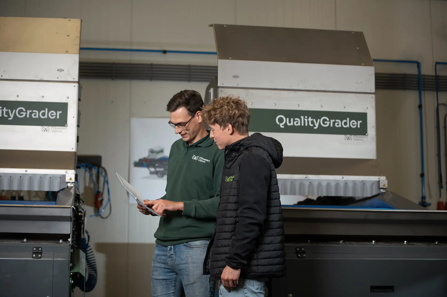 Medewerker van Flikweert Vision bij optische sorteermachine in de werkplaats.